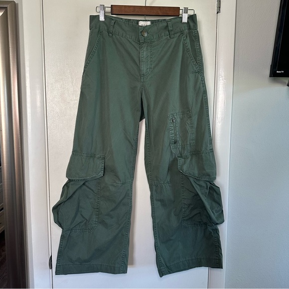 BDG Army Green Wide Leg Cargo Pants
Low rise. Size 0. - Picture 3 of 9